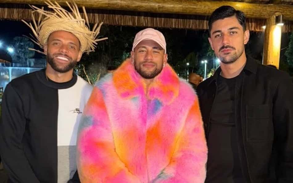 Curtindo férias, Neymar organiza festa junina com torneio de pôquer em mansão