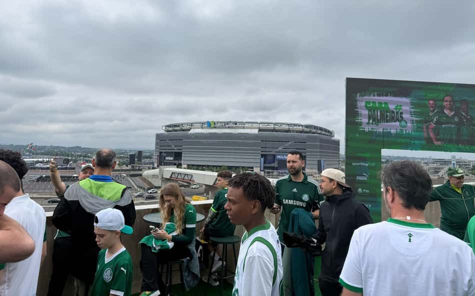 Torcida do Palmeiras invade arredores de estádio horas antes da estreia no Mundial