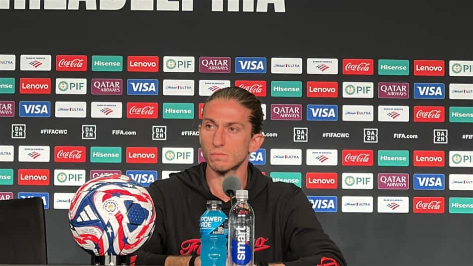 Filipe Luís em entrevista antes da estreia do Mundial (Foto: Lucas Bayer / Lance!)