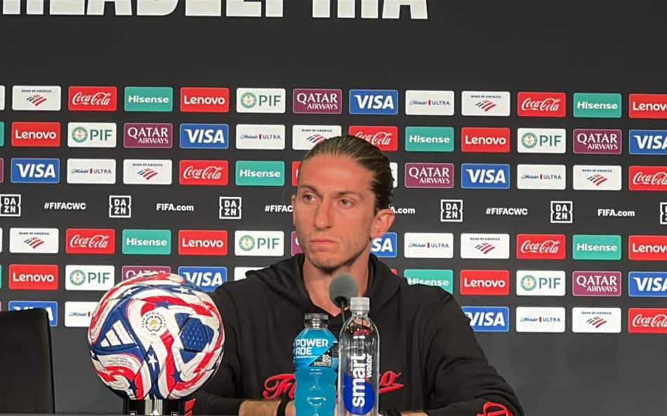Filipe Luís em entrevista antes da estreia do Mundial (Foto: Lucas Bayer / Lance!)