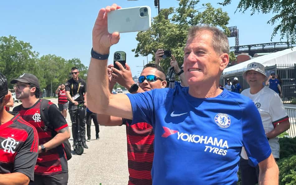 Torcedores do Chelsea se rendem à festa rubro-negra nos arredores do estádio; veja