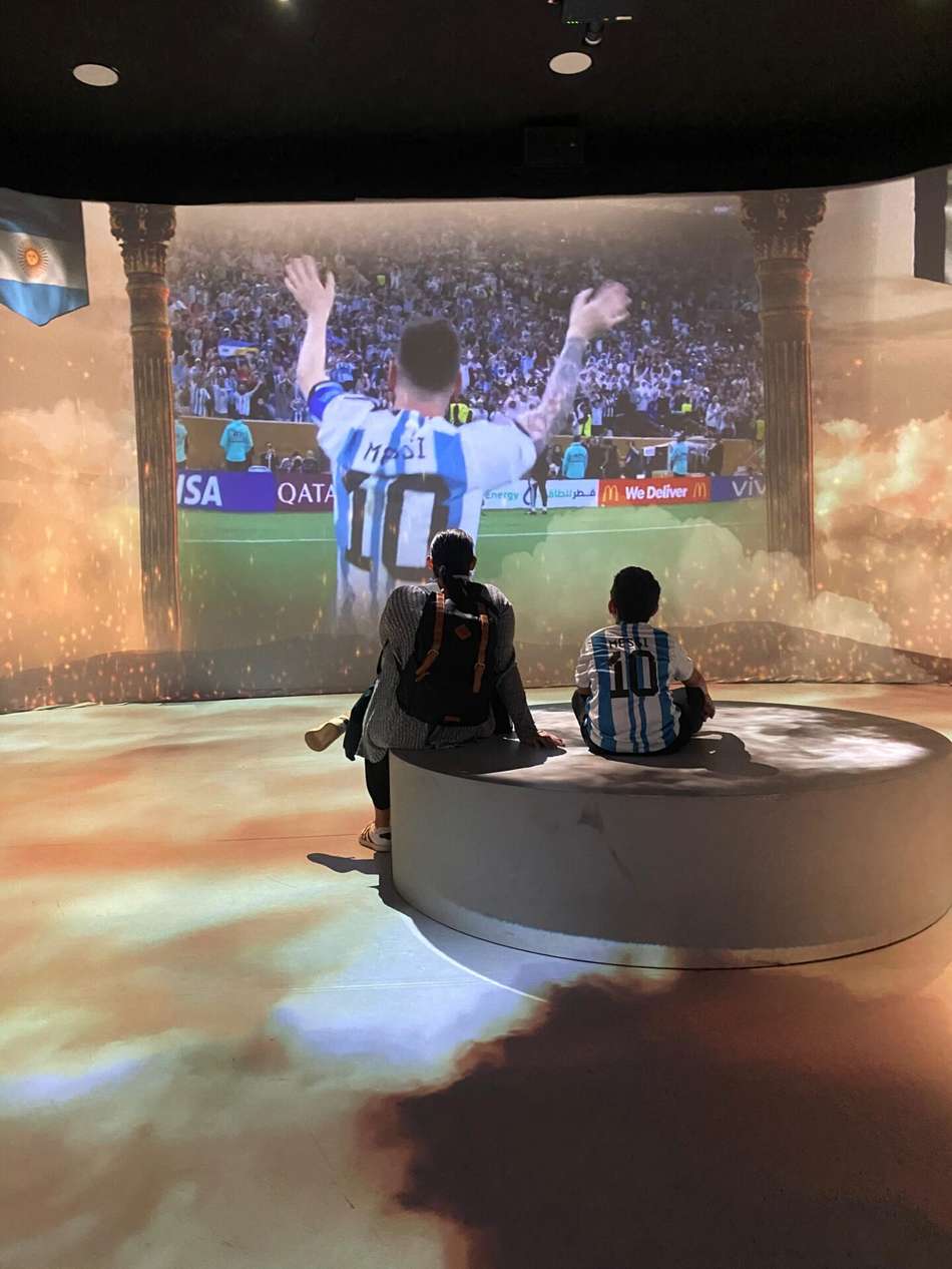Família na exposição em homenagem a Messi. (Foto: Giselly Corrêa/Lance!)