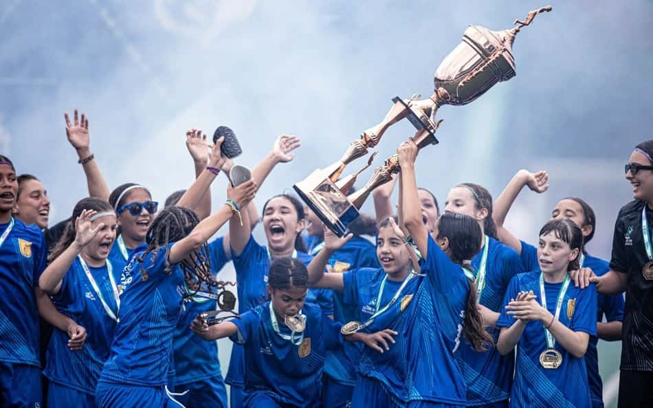 Projeto social de futebol feminino revela talentos para o Corinthians e escolas dos EUA