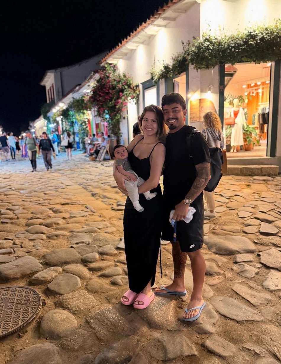 Matheus Bidu passa férias em Party como novo integrante da família