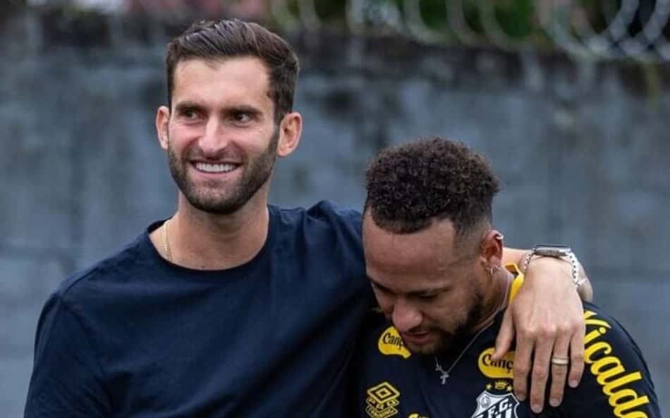 Léo Baptistão visita o Santos e reencontra Neymar