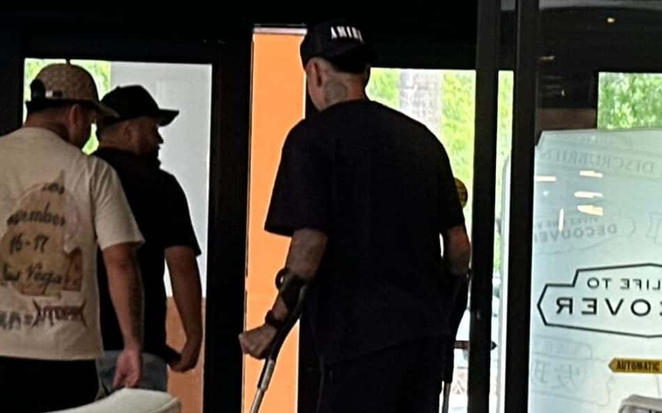 Pulgar deixa hotel do Flamengo nos EUA de muletas; veja imagens