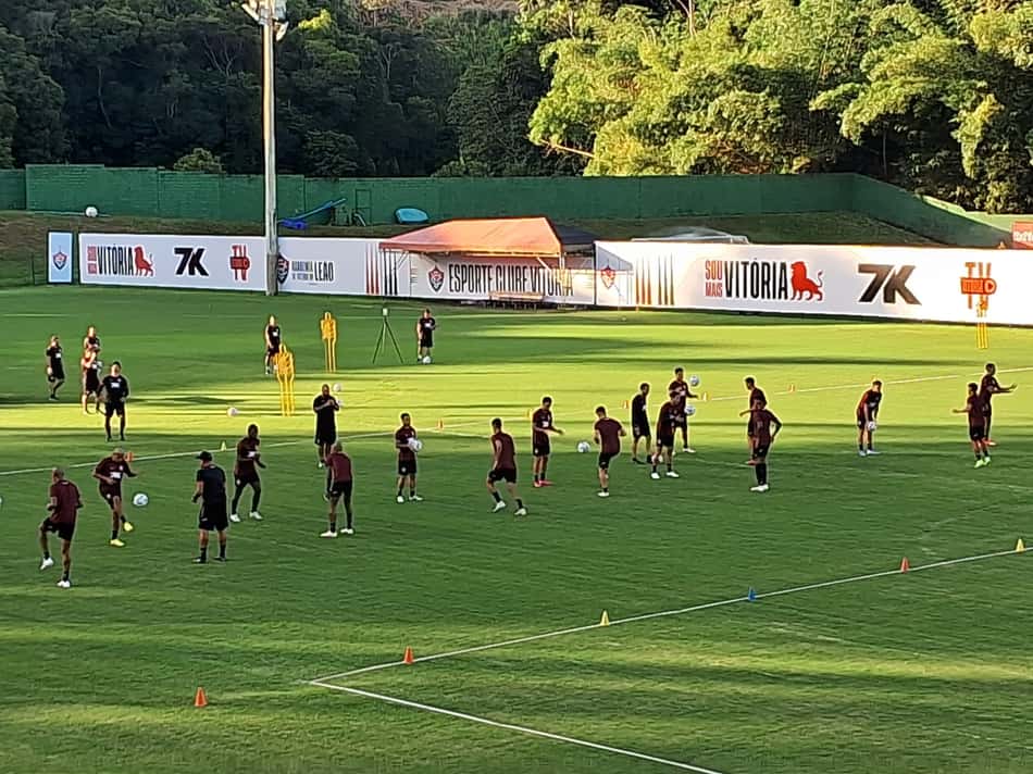 Jogadores fazem atividade em dupla no treino do Vitória (Foto: Rafael do Carmo / Lance!)