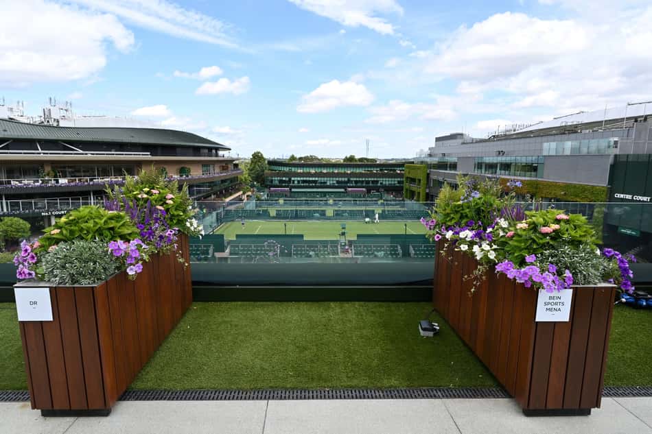 Os boxes da imprensa em Wimbledon são separados por floreiras (foto: GLYN KIRK / AFP)