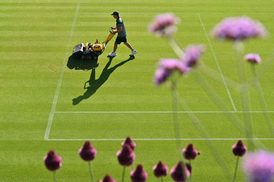 Grama apadara em uma quadra no primeiro dia de Wimbledon (foto: Glyn KIRK / AFP)