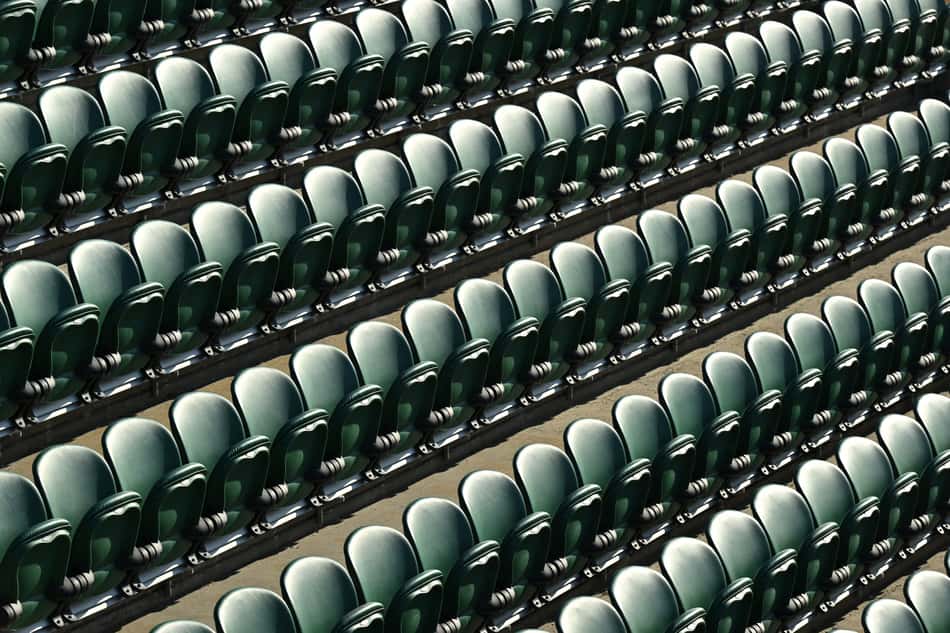 Assentos ainda vazios antes do primeiro dia de Wimbledon (foto: Glyn KIRK / AFP)