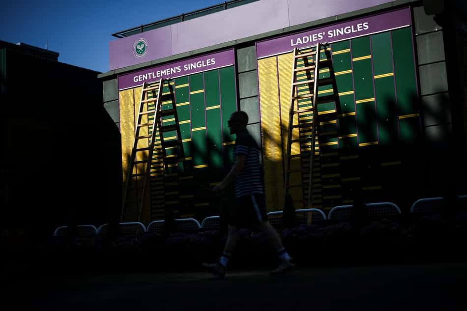 Quadro 'Order of Play' no primeiro dia de Wimbledon (Photo by HENRY NICHOLLS / AFP)