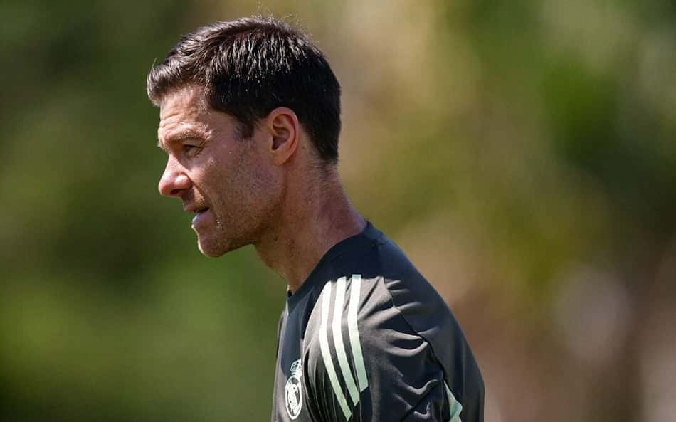 Xabi Alonso observa treino do Real Madrid às vésperas da estreia no Mundial de Clubes