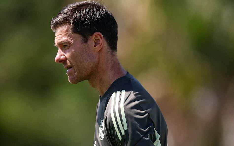 Xabi Alonso indica surpresa na escalação do Real Madrid para estreia no Mundial
