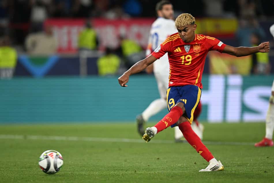 Lamine Yamal marcando o seu primeiro gol no confronto contra a França (Foto: Thomas Kienzle/AFP)