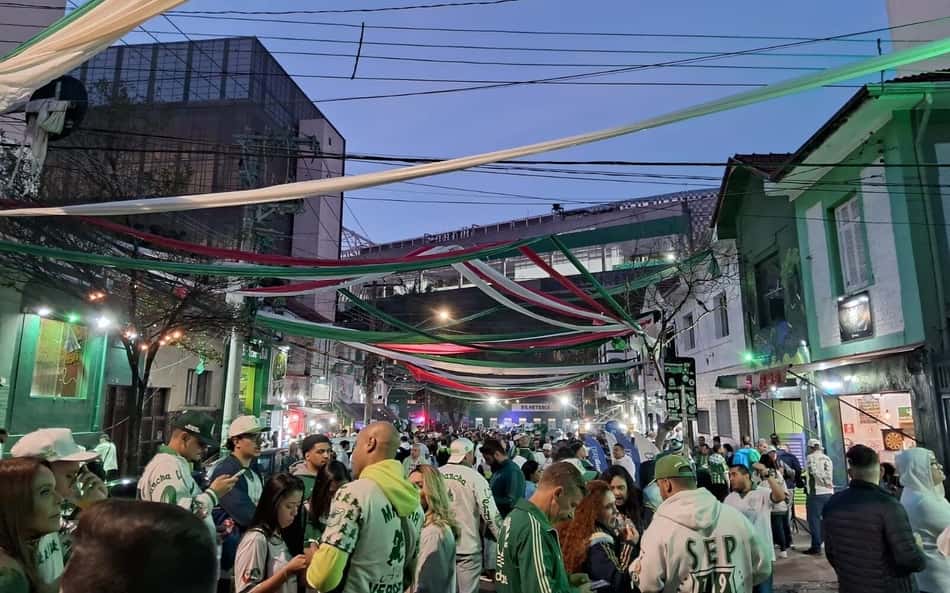 Torcedores do Palmeiras fazem festa e decoram ruas à espera da estreia no Mundial