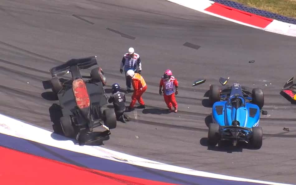 Acidente causa capotamento na Fórmula 2 (Foto: Reprodução / F1TV)