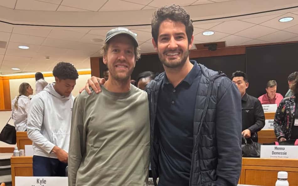 Sebastian Vettel e Alexandre Pato batem bola em Harvard; veja vídeo