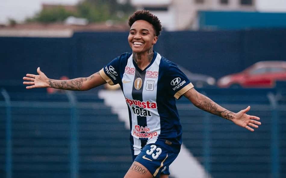 Em alta no Peru, atacante brasileira sonha com primeiro título pelo Alianza Lima feminino