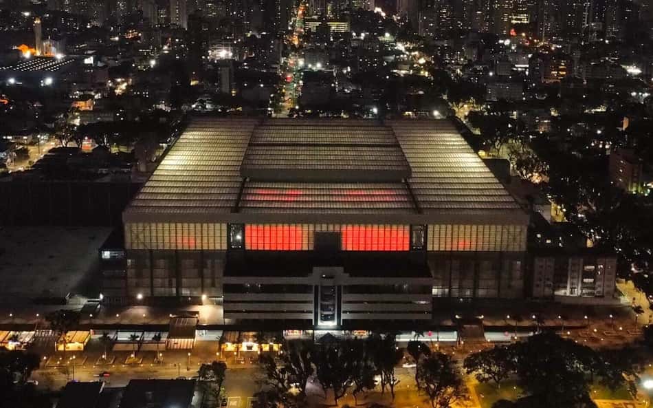 Arena da Baixada 'ganha' cachoeira após forte chuva em jogo do Athletico