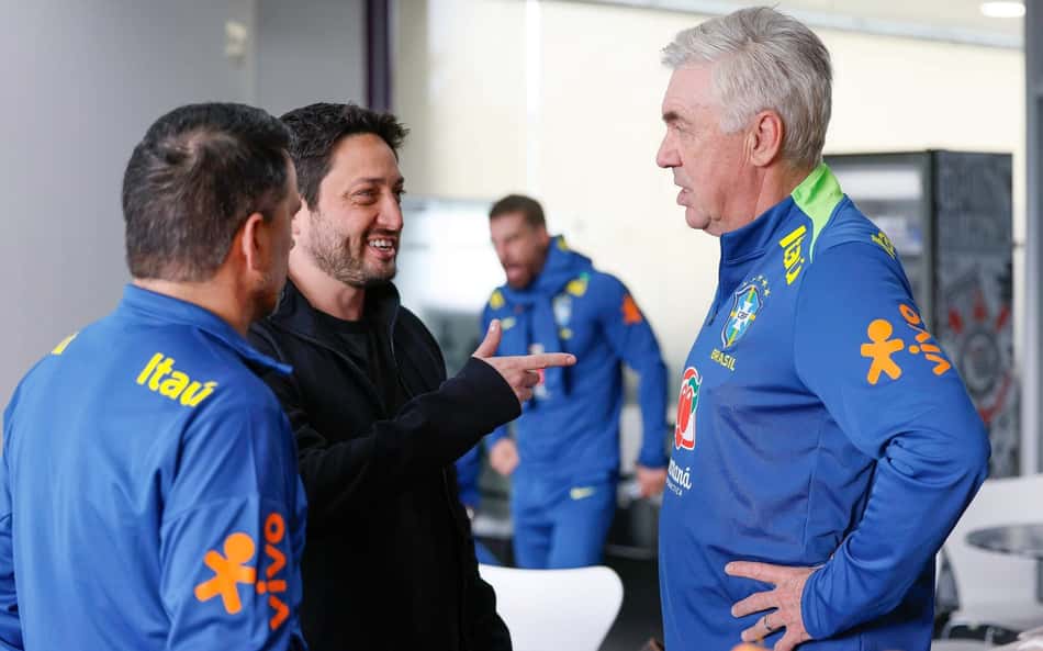 Arthur Elias e Ancelotti conversam no CT do Corinthians. (Foto: Rafael Ribeiro)