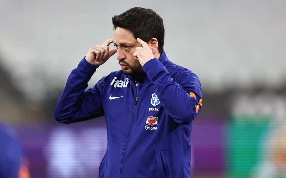 Arthur Elias durante treino do Brasil. (Foto: Lívia Villas Boas / CBF)