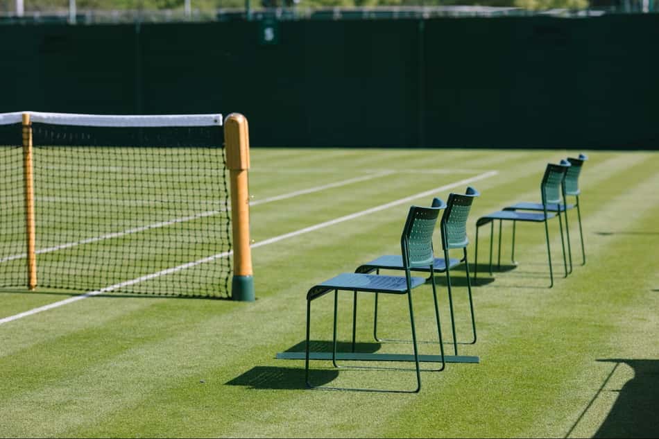 As tradicionais cadeiras verdes em uma das quadras do Grand Slam londrino