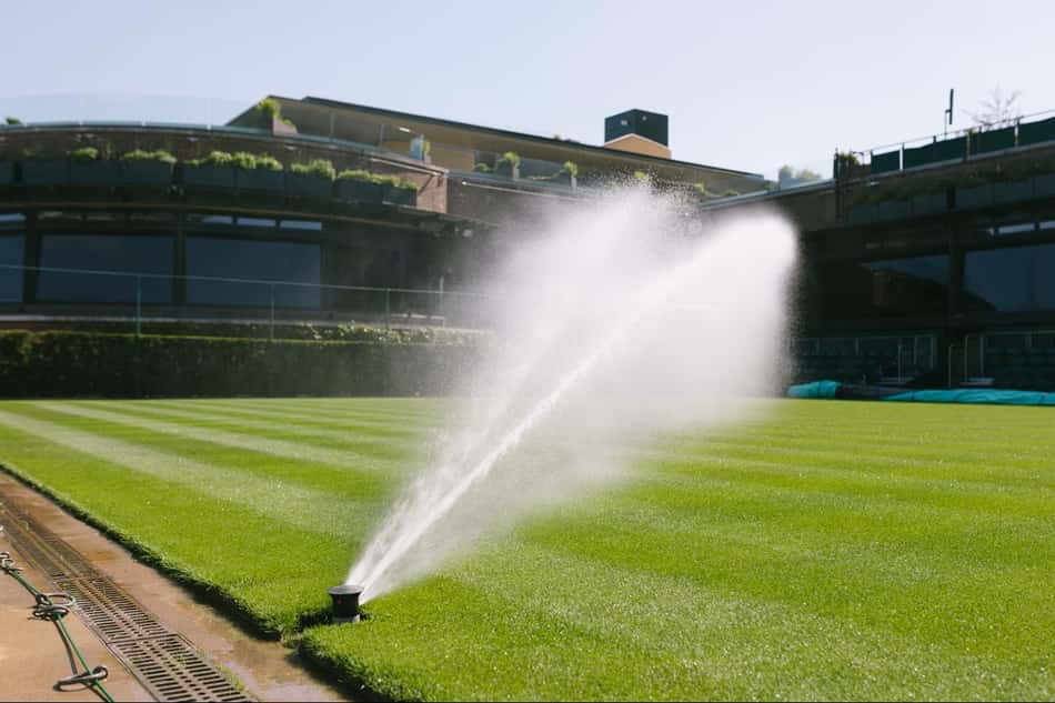 Uma das quadras de Wimbledon é irrigada a três semanas do torneio em Londres (Divulgação)