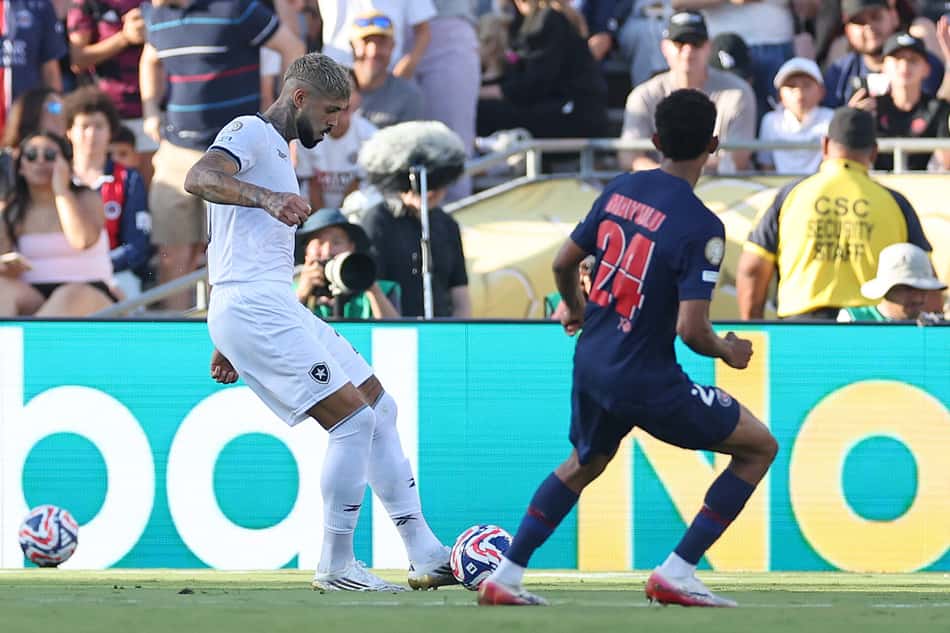 Alexander Barboza em ação pelo Botafogo contraa o PSG (Foto: Vitor Silva/Botafogo)