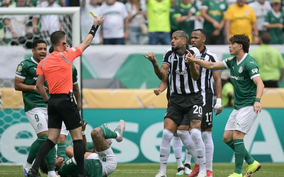 Expulsão? Torcedores analisam entrada de Barboza em Palmeiras x Botafogo