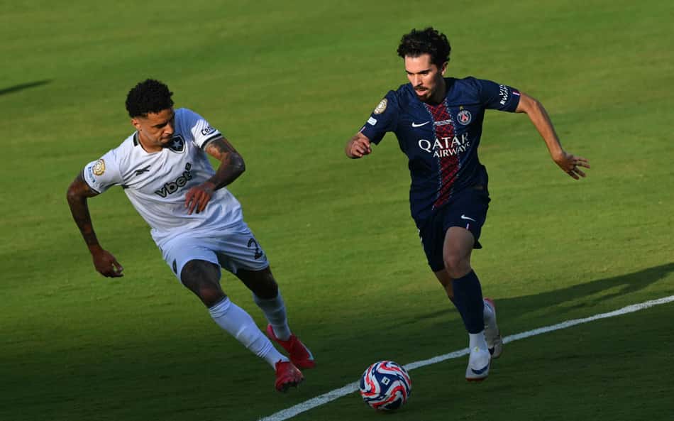 Internautas apontam possível pênalti em PSG x Botafogo: 'Bem na linha'