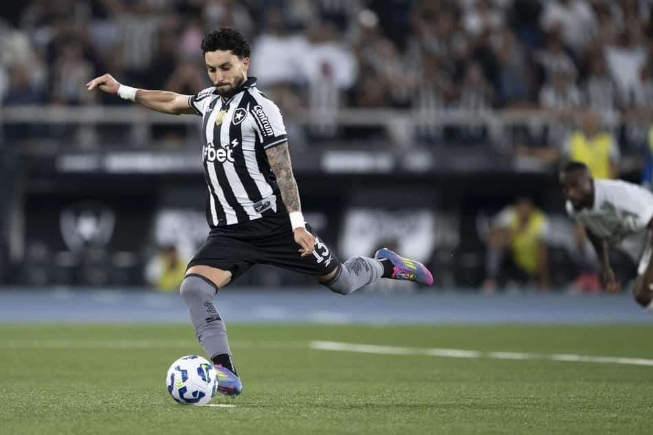 Alex Telles, do Botafogo, está na pré-lista da Seleção Brasileira (Foto: Jorge Rodrigues/AGIF)