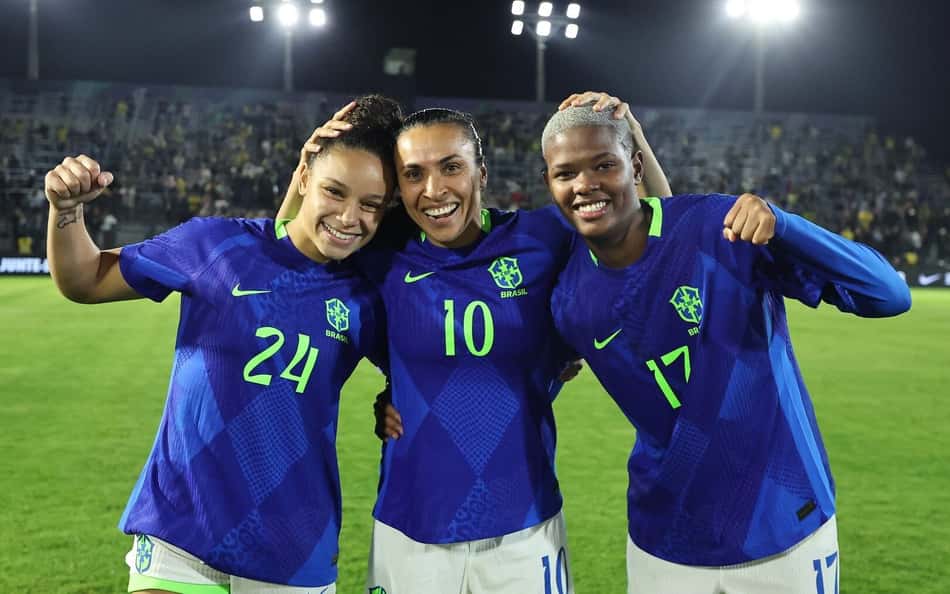 Dudinha (à esquerda), Marta e Jhonson (à direita) comemoram vitória. (Foto: Lívia Villas Boas / CBF)