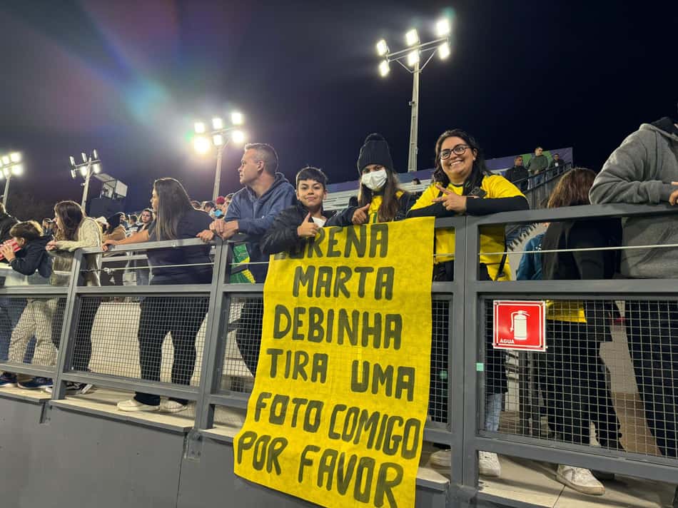 Torcida do Brasil nas arquibancadas do Estádio Municipal Cicero De Souza Marques. (Foto: Giselly Corrêa/Lance)