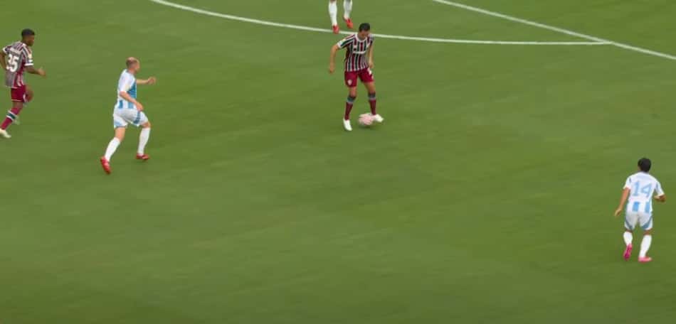 Passe errado de Ganso, do Fluminense, no início da jogada do gol do Ulsan