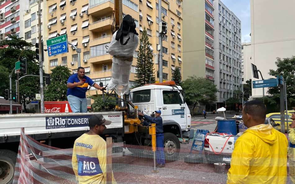 Estátua de Carlson Gracie é revitalizada no Rio de Janeiro após vandalismo