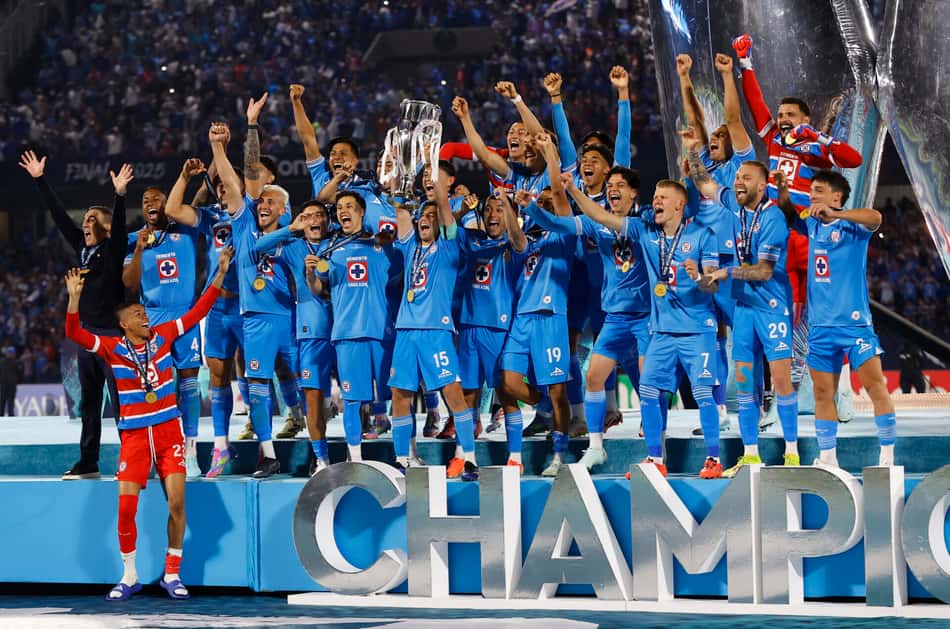 FBL-CONCACAF-CHAMPIONS-CRUZ AZUL-VANCOUVER-TROPHY