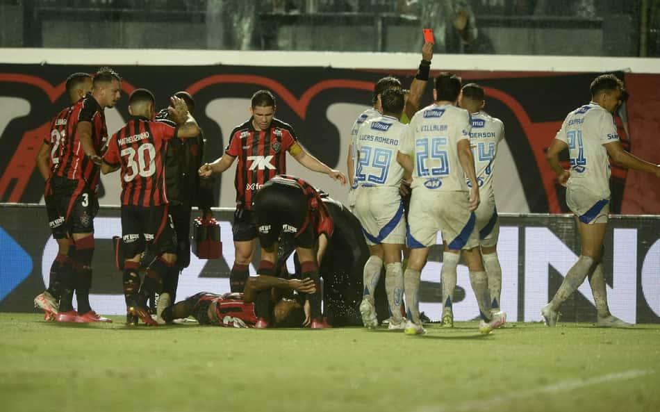Eduardo, do Cruzeiro, faz videochamada para lateral Jamerson