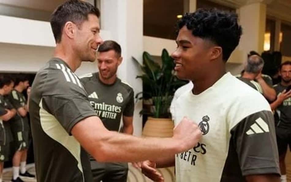 Reforço contra a Juventus? Endrick se apresenta ao Real Madrid; veja fotos
