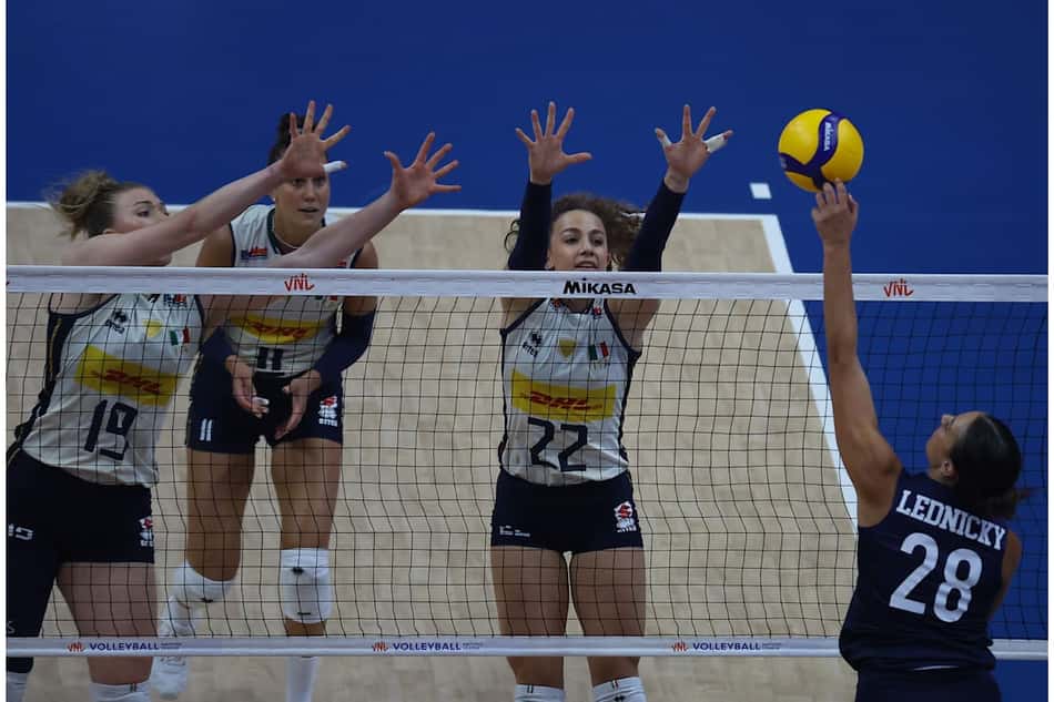 Estados Unidos e Itália se enfrentaram pela estreia da VNL no Rio de Janeiro (Foto: ©Volleyball World)