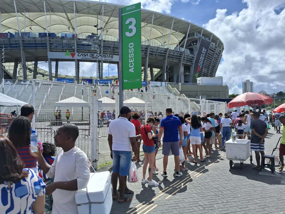 Torcida do Bahia na entrada da Fonte Nova para acompanhar Bahia e Ferroviária pelo Brasileirão feminino. (Foto: Rafael Carmo)