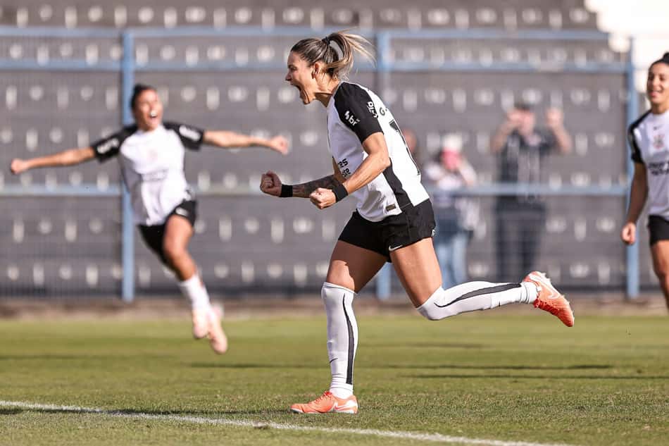 Gabi Zanotti comemora gol do Corinthians contra o Cruzeiro no Brasileirão feminino. (Foto: Rebeca Reis/ Staff Images Woman/ CBF)
