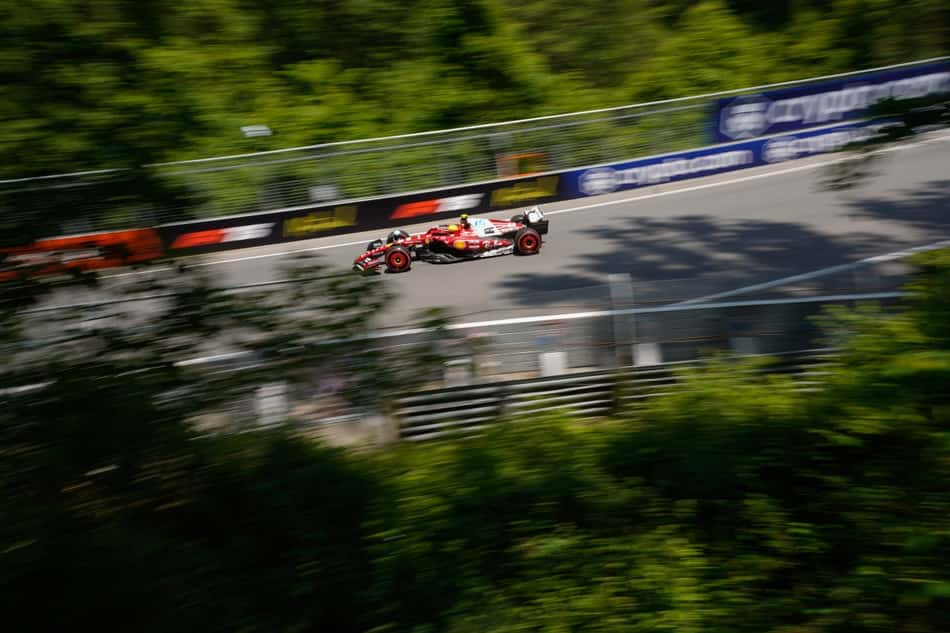 Lewis Hamilton chegou a liderar o TL3, mas terminou em quarto 