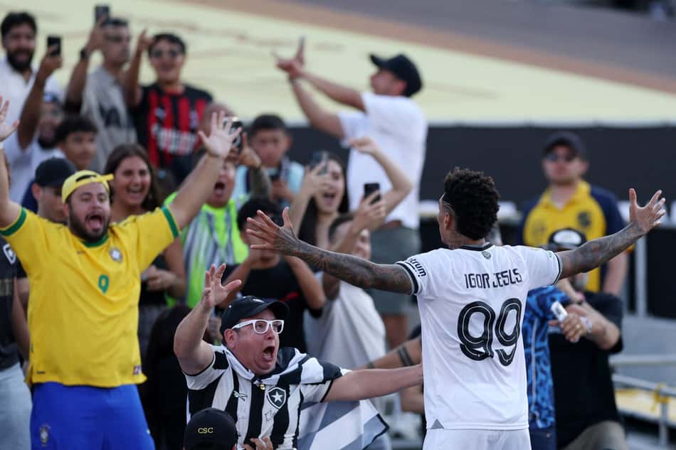 Igor Jesus comemora seu gol no jogo do Botafogo contra o PSG