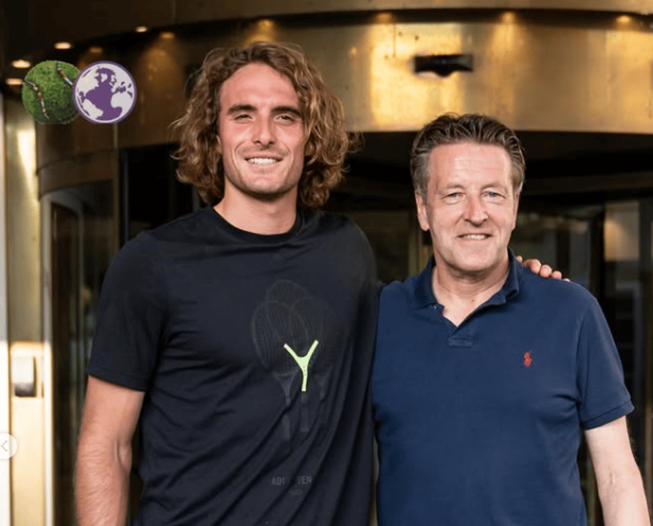 O grego Stefanos Tsitsipas recepcionado pelo diretor do torneio em Halle