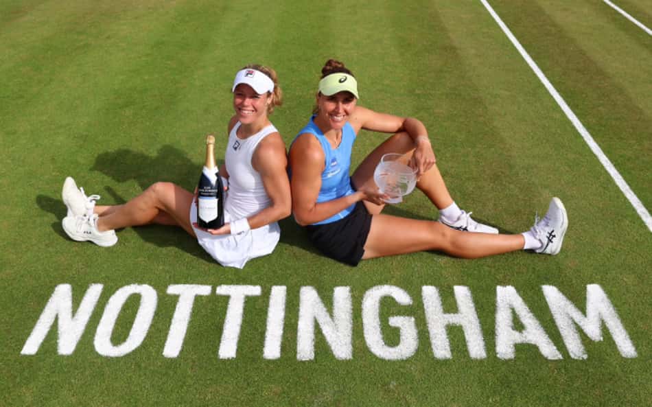 Laura Siegemund (e) e Bia Haddad, campeãs em Nottingham (Divulgação)