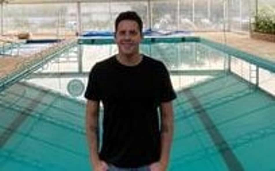 Thiago Pereira lidera aula de natação com 400 pessoas no Beach Park