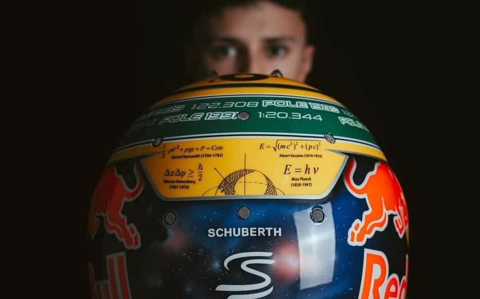 Isack Hadjar homenageia Ayrton Senna em seu capacete para o GP de Mônaco (Foto: Reprodução/Instagram)