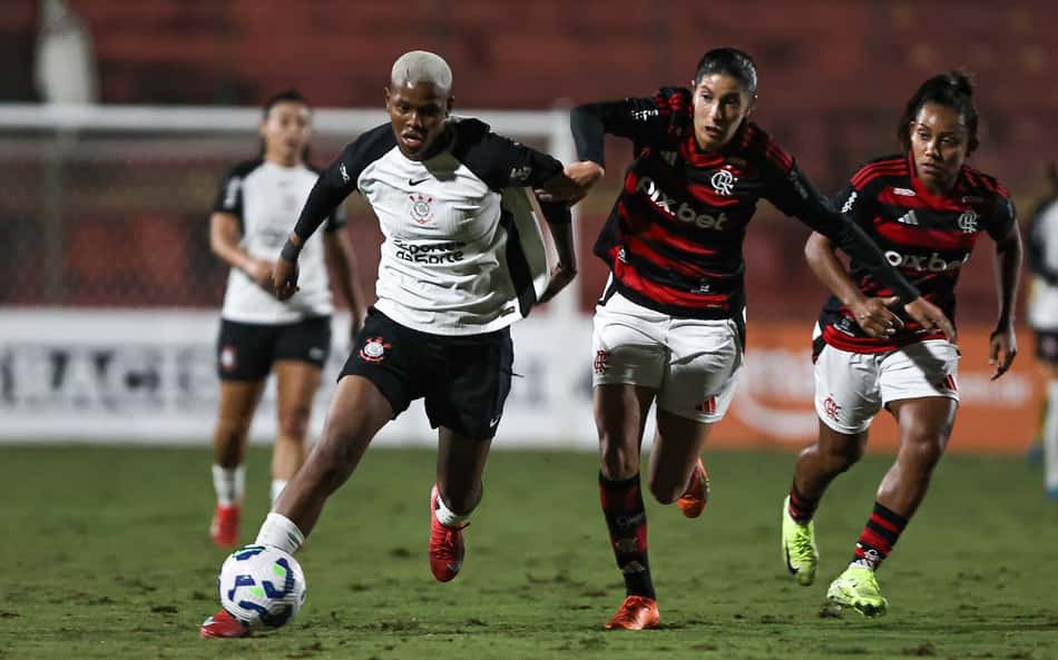 Convocada para Seleção, Jhonson sai de maca em jogo do Corinthians no Brasileirão feminino