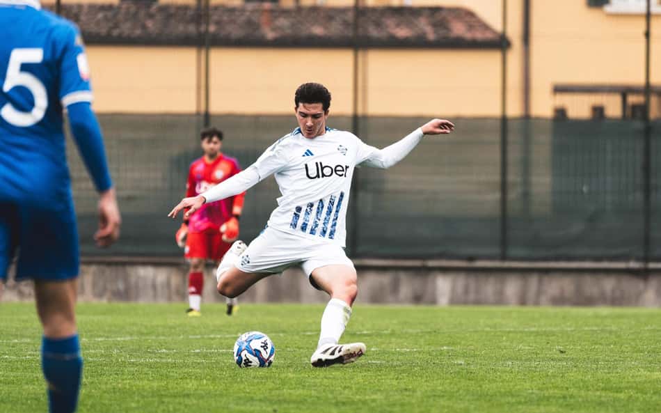 Time europeu sonda João Gabriel, zagueiro do Como; Corinthians pode ser beneficiado