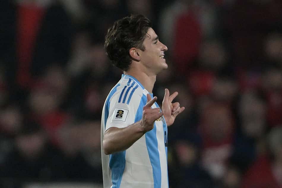 Julián Álvarez comemora seu gol no jogo da Argentina contra o Chile